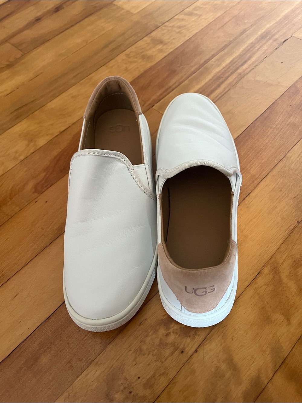 Ugg Women’s Cahlvan Slip on leather white Sneaker basic closet staple